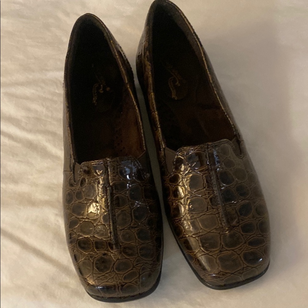 Easy Street Brown Flats with Square Toe Design